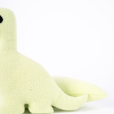 Peluche de dinossauro verde claro com olhos negros