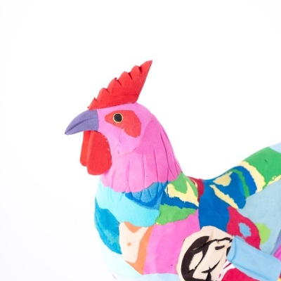 Estatueta colorida de galinha em tecido patchwork