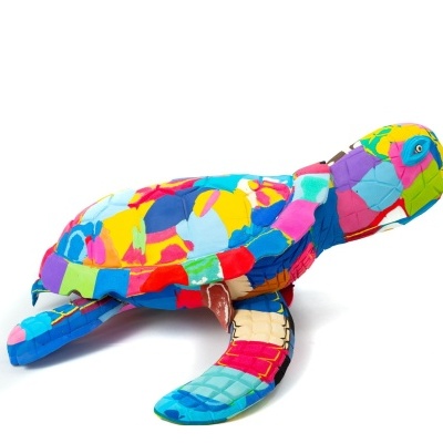 Peluche tartaruga colorida com padrão multicolorido