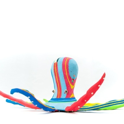 Brinquedo de polvo colorido de tecido listrado com olhos bordados