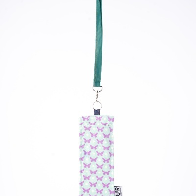 Cordão verde com pendente de tecido branco com padrão de borboletas cor-de-rosa