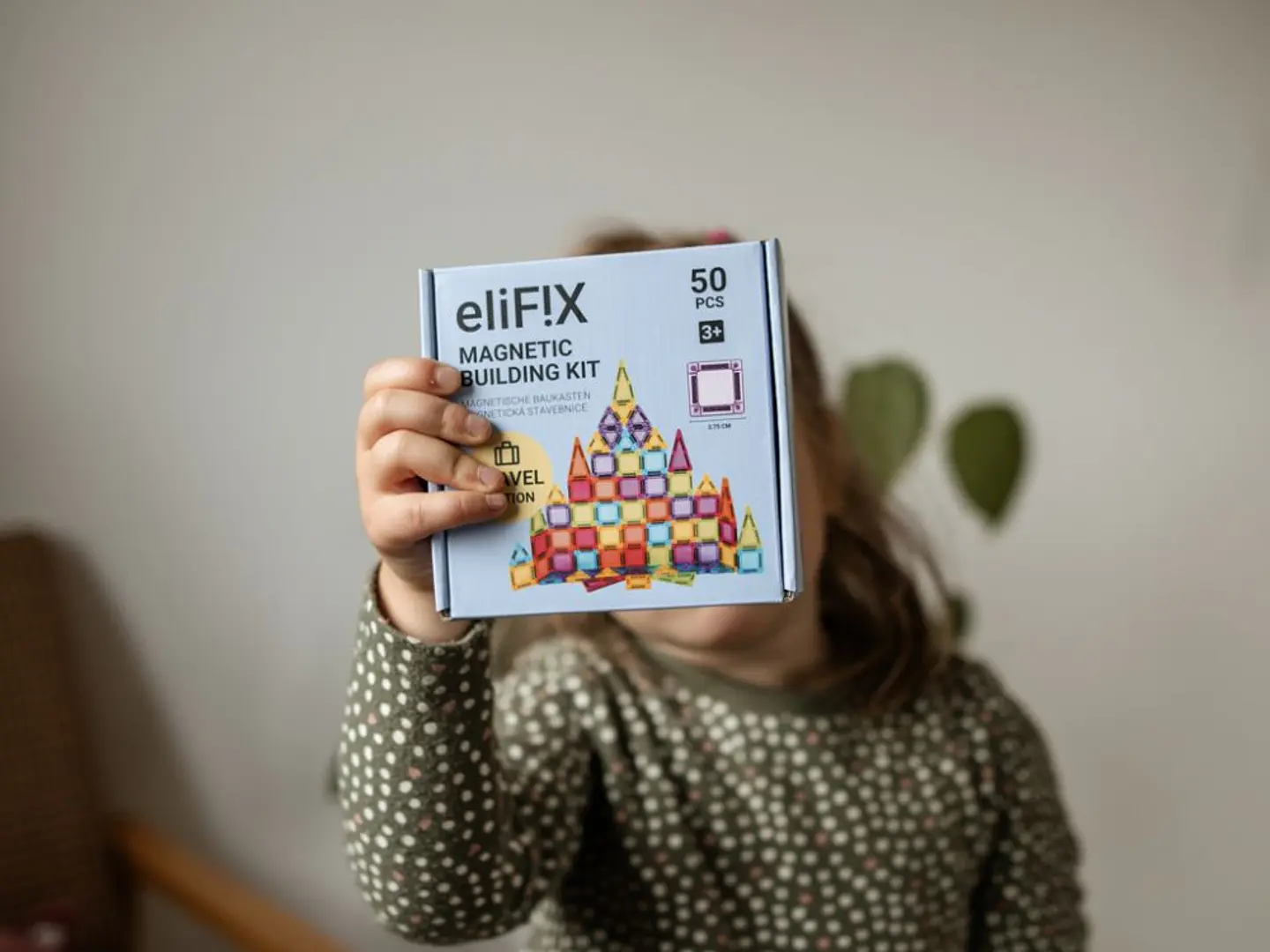 Caixa de kit de construção magnético eliFIX com 50 peças e idade 3+