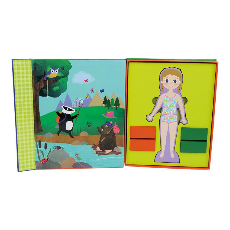 Livro de madeira para crianças com figuras encaixáveis e ilustração colorida de animais.