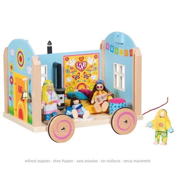 Brinquedo carrinho de madeira com quatro bonecas de pano e decoração colorida