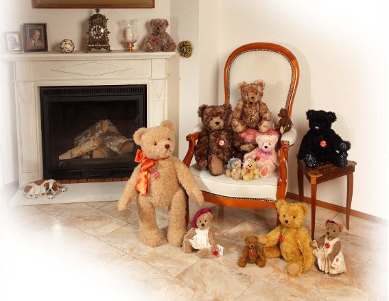 Urso de pelúcia de várias cores e tamanhos ao redor de uma cadeira e lareira