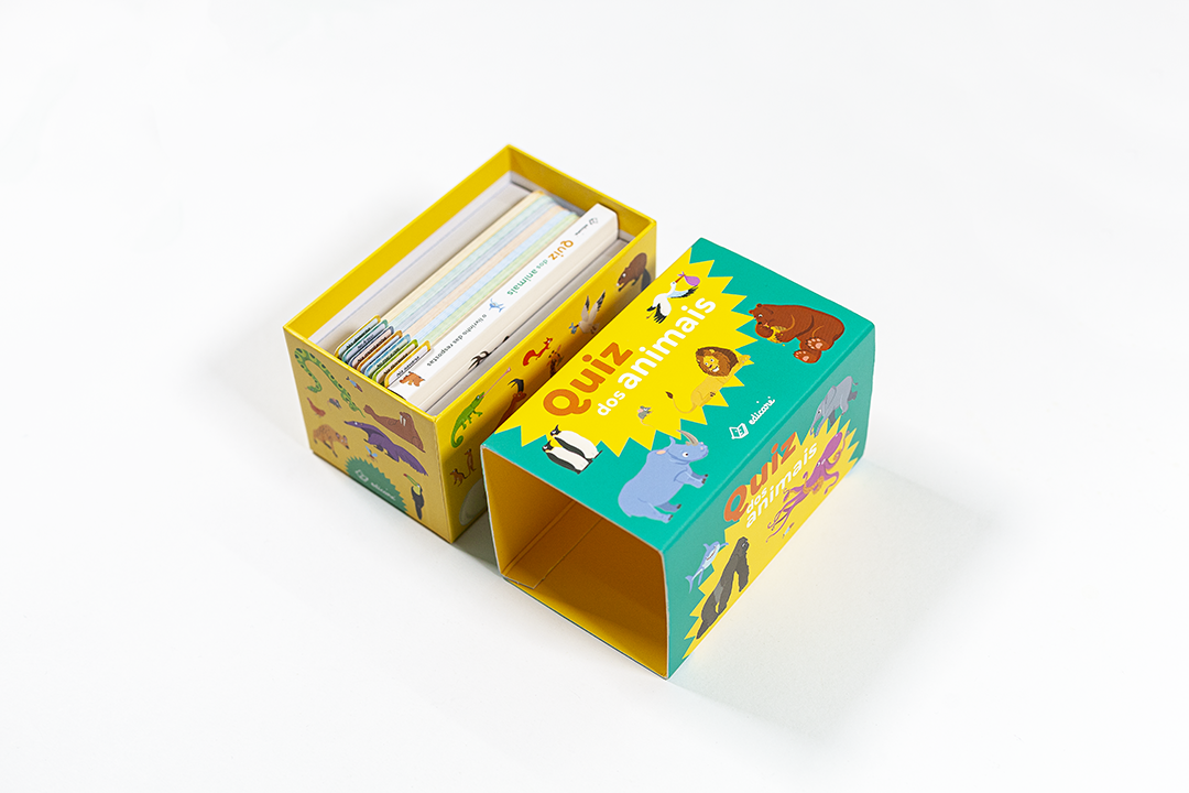 Caixa de cartão colorida com cartas de quiz sobre animais