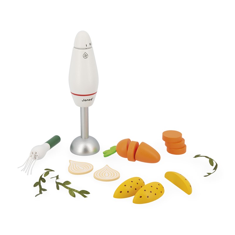 Misturador manual branco com legumes de madeira pintada e raminhos verdes sobre fundo branco.