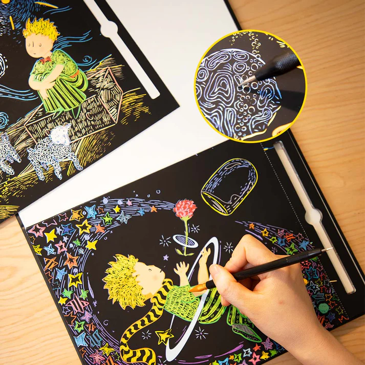 Cartão preto com ilustração colorida de menino e estrelas sendo pintado à mão