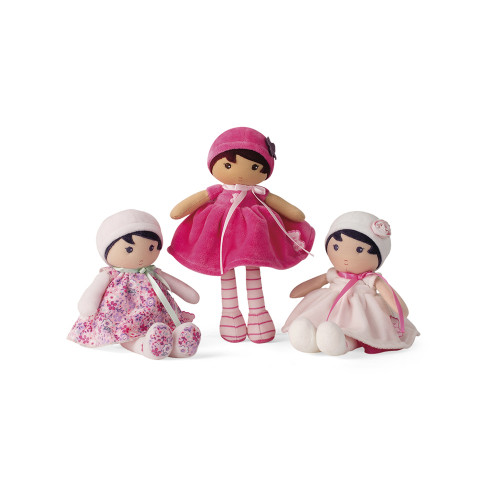Três bonecas de pano com vestidos cor de rosa em fundo branco