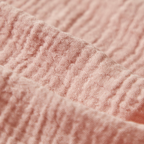 Tecido rosa claro com textura enrugada