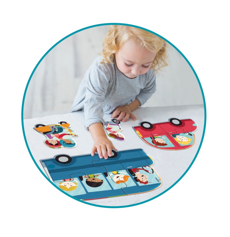 Criança a montar puzzle de carrinhas coloridas em madeira