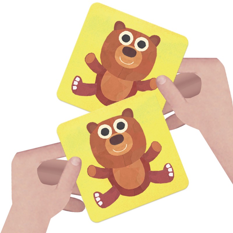 Cartões amarelos com urso desenhado segurados por duas mãos