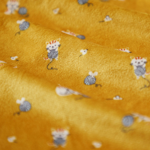 Tecido amarelo com padrão de gatos e novelos de lã