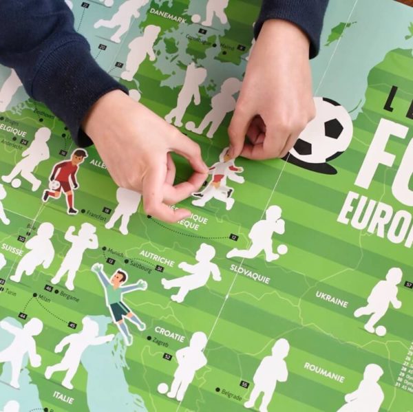 Mapa do campeonato europeu de futebol com figuras recortadas de jogadores e uma mão a colocar uma figura
