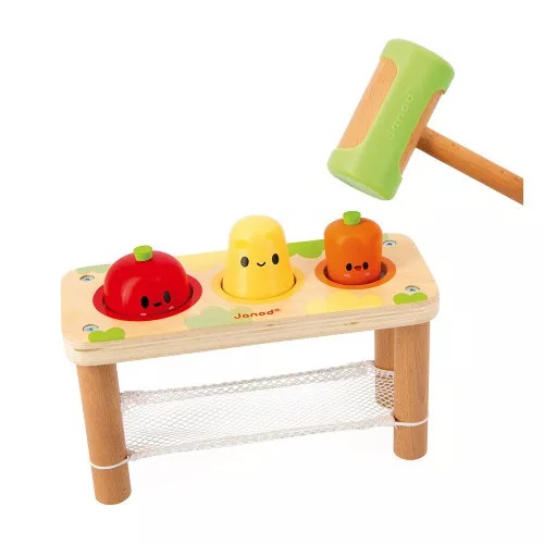 Brinquedo de madeira com três pinos coloridos e martelo para bater