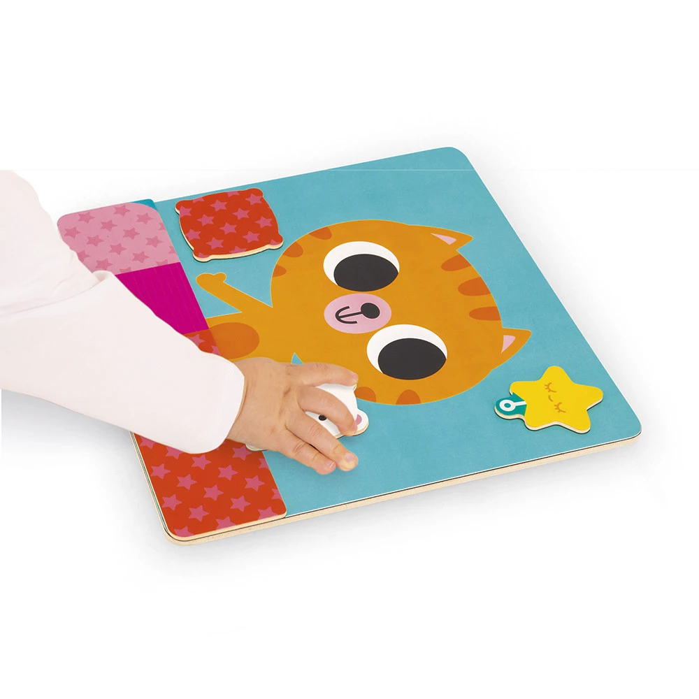 Puzzle infantil de madeira com gato laranja e peças coloridas