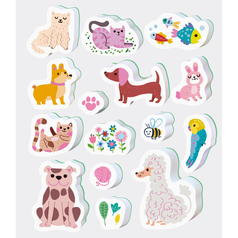 Ímanes coloridos com desenhos animados de animais e flores em fundo branco
