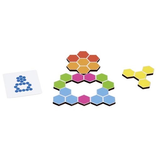 Peças hexagonais coloridas em madeira para jogo de tabuleiro e cartão com padrão azul