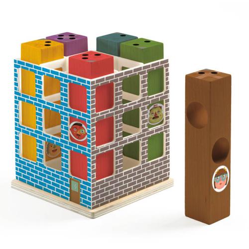 Brinquedo de madeira com blocos coloridos e faces desenhadas em estrutura de padrão de tijolos