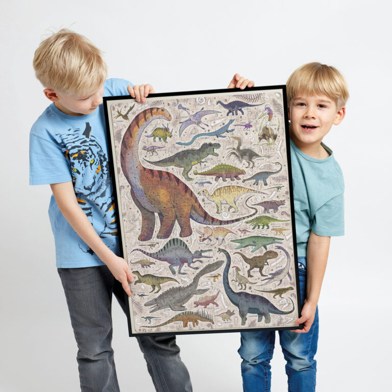 Dois rapazes seguram um quadro com ilustrações de dinossauros coloridos em moldura preta