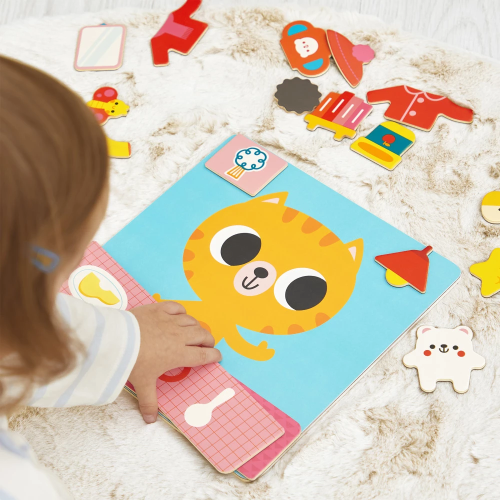 Livro infantil de páginas grossas com ilustração de um gato amarelo e peças de madeira coloridas ao redor
