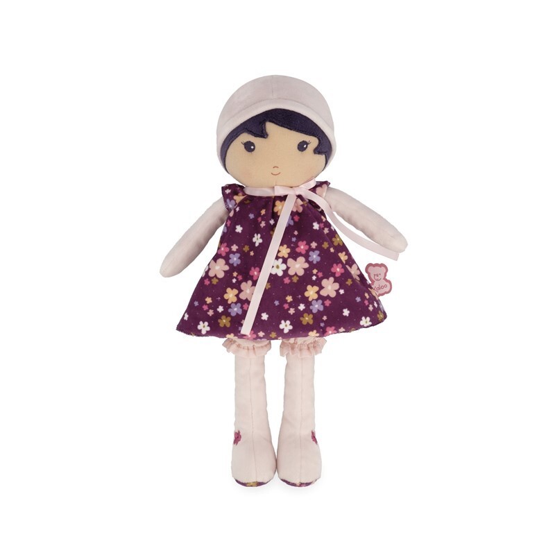 Boneca de pano com vestido floral roxo e gorro cinzento