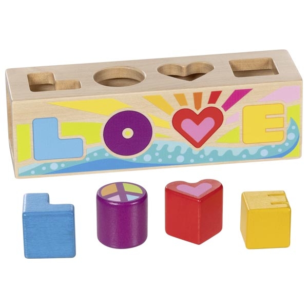 Brinquedo de encaixe em madeira com letras e um coração coloridos