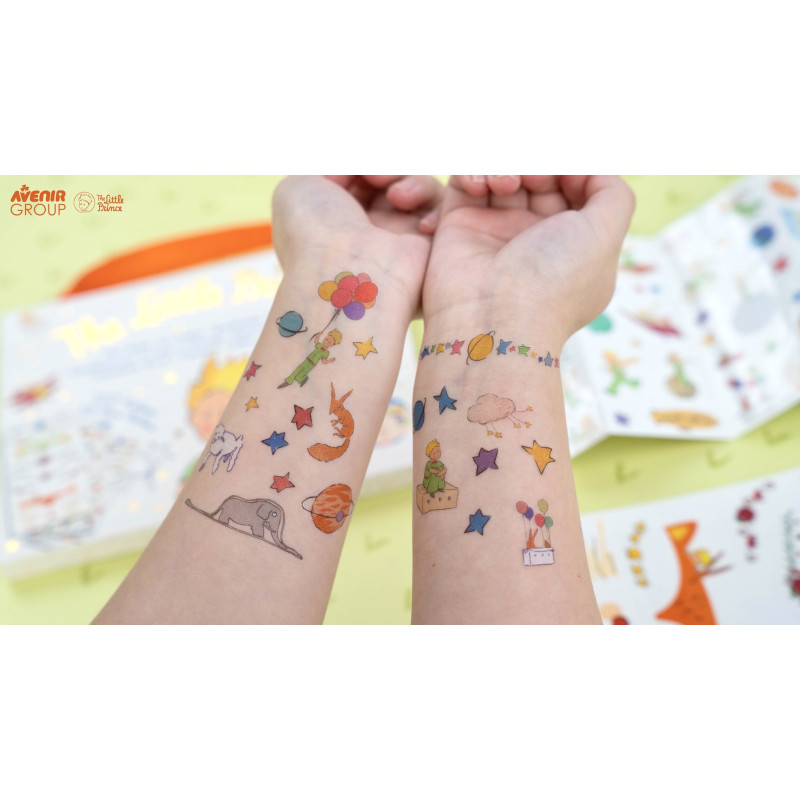 Tatuagens temporárias coloridas de O Pequeno Príncipe nos braços de uma pessoa