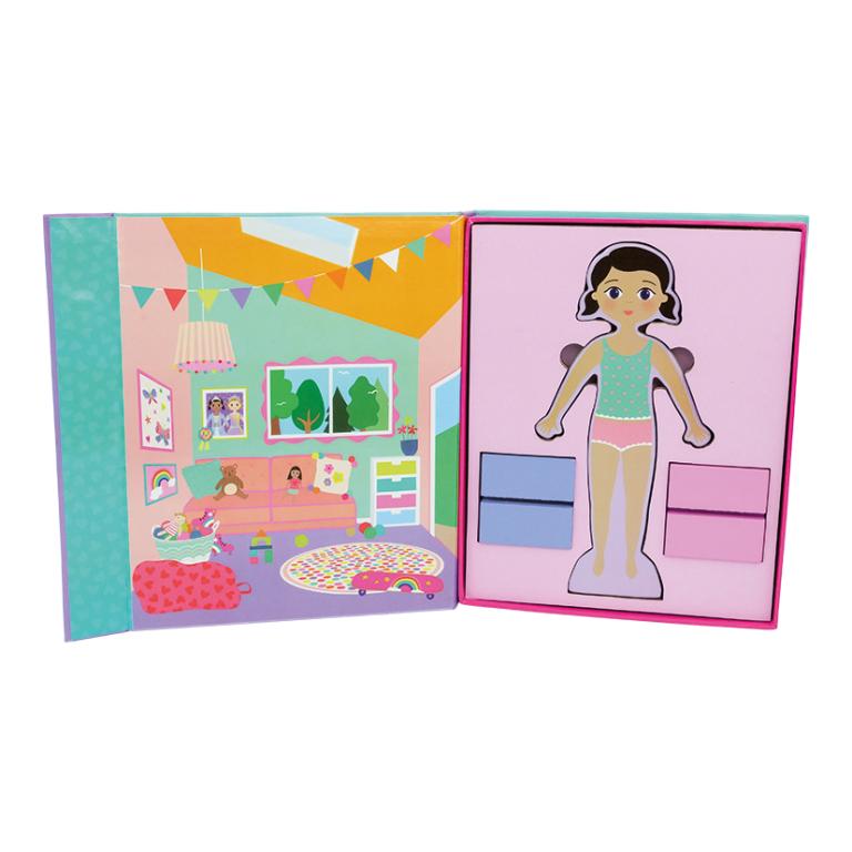 Brinquedo de vestir boneca de madeira com roupas e cenário colorido de sala