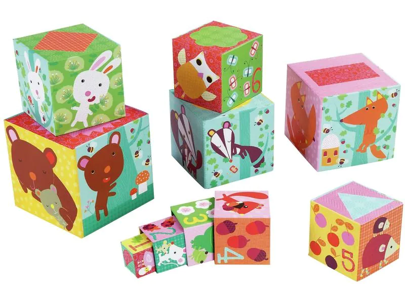 Cubos coloridos para empilhar com desenhos de animais e números.