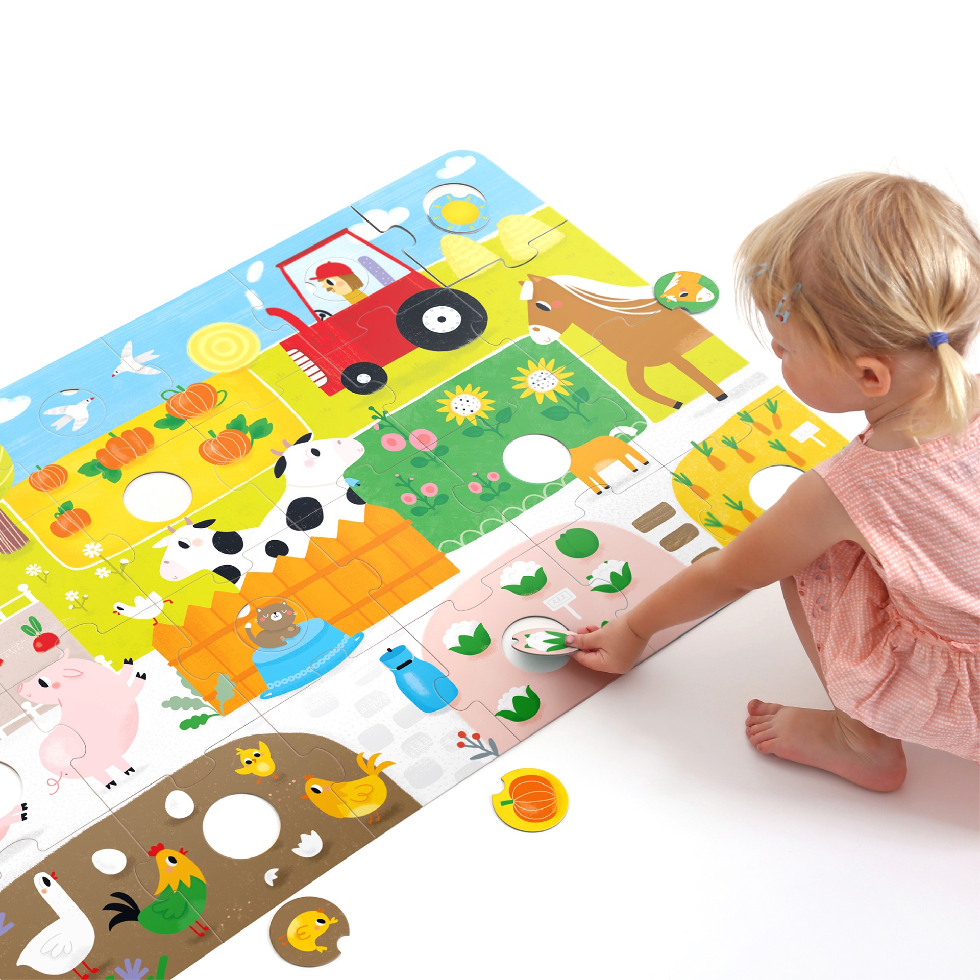 Quebra-cabeças infantil de animais e quinta coloridos com criança a brincar