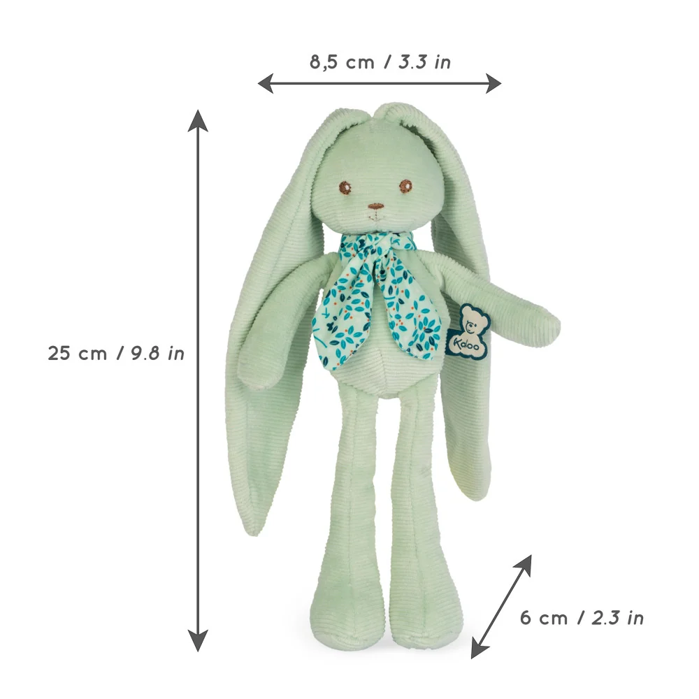 Coelho de peluche verde claro com orelhas compridas e fita azul com folhas ao pescoço