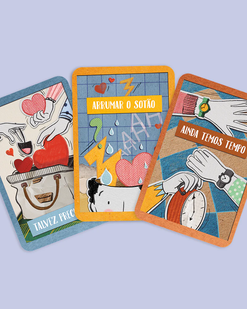 Três cartas de jogo ilustradas com textos em português sobre um fundo claro