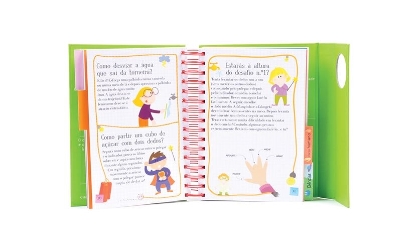 Caderno educativo colorido aberto com encadernação em espiral e capa verde