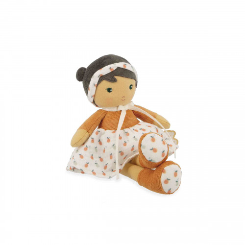 Boneca de pano com vestido estampado e acessórios castanhos alaranjados