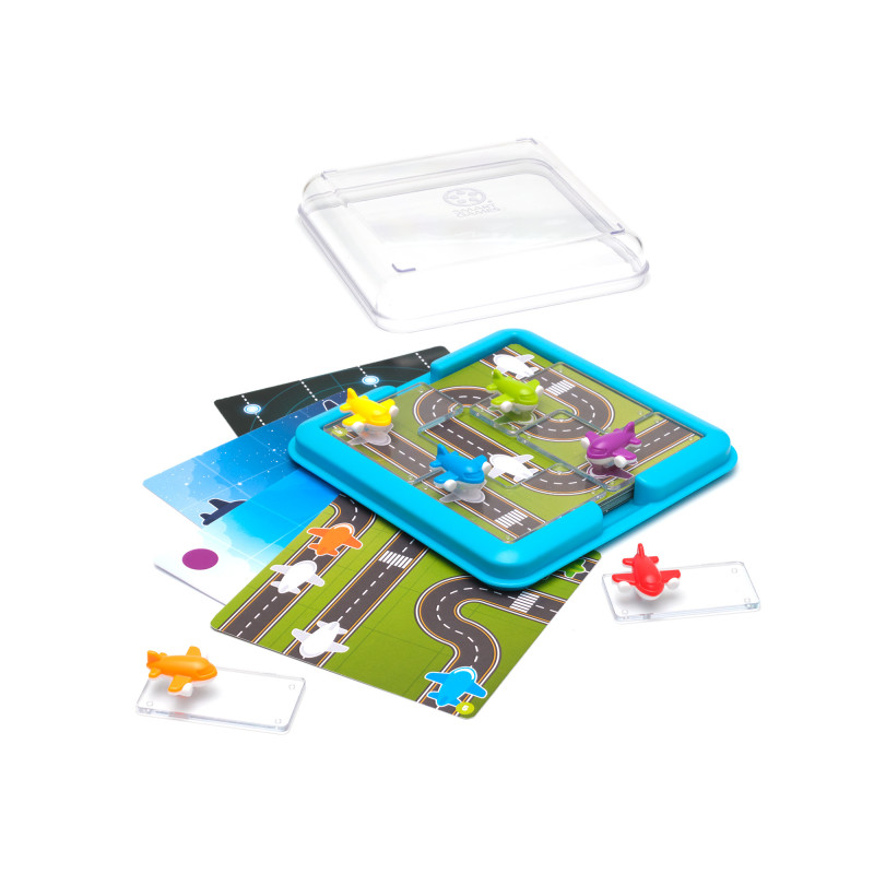 Jogo de tabuleiro com aviões coloridos e cartas em fundo branco.