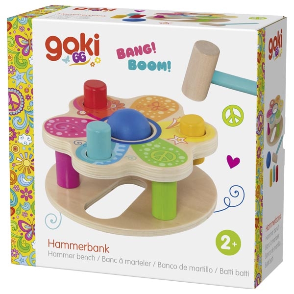 Brinquedo de madeira colorido Hammerbank da goki com martelo azul e peças vermelha, azul, amarela e verde para martelar.