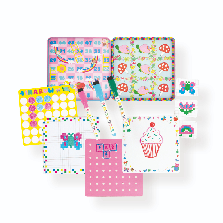 Conjunto colorido de jogos e materiais de papelaria sobre fundo branco