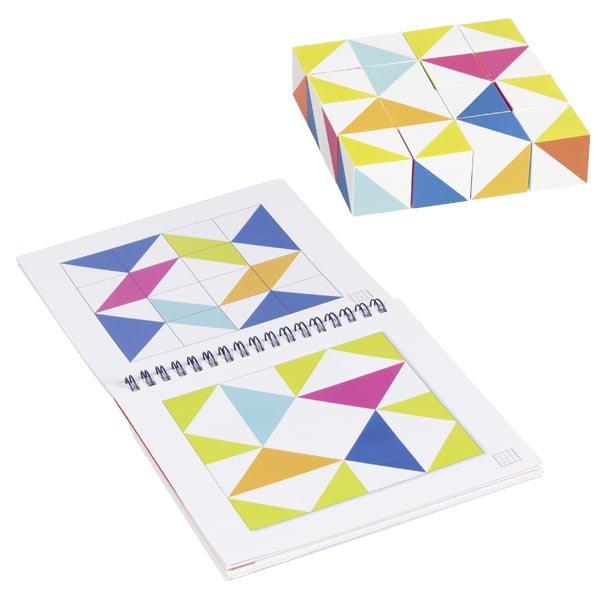 Jogo de triângulos coloridos com livro de padrões