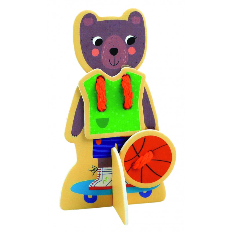 Boneco de madeira em forma de urso com colete verde e calções azuis a segurar bola de basquetebol e skate