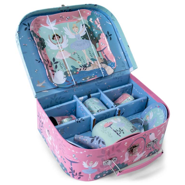 Conjunto de chá infantil em metal com motivos de bailarinas e anjos em mala colorida.