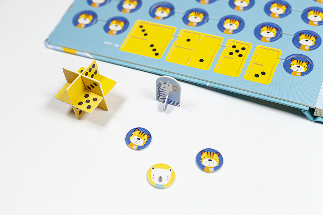 Peças de jogo de papel/cartão com padrões de pontos e ilustrações em tabuleiro azul