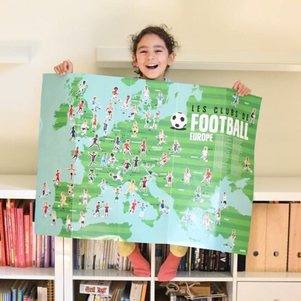 Menina segurando cartaz verde de futebol da Europa com ilustrações e texto