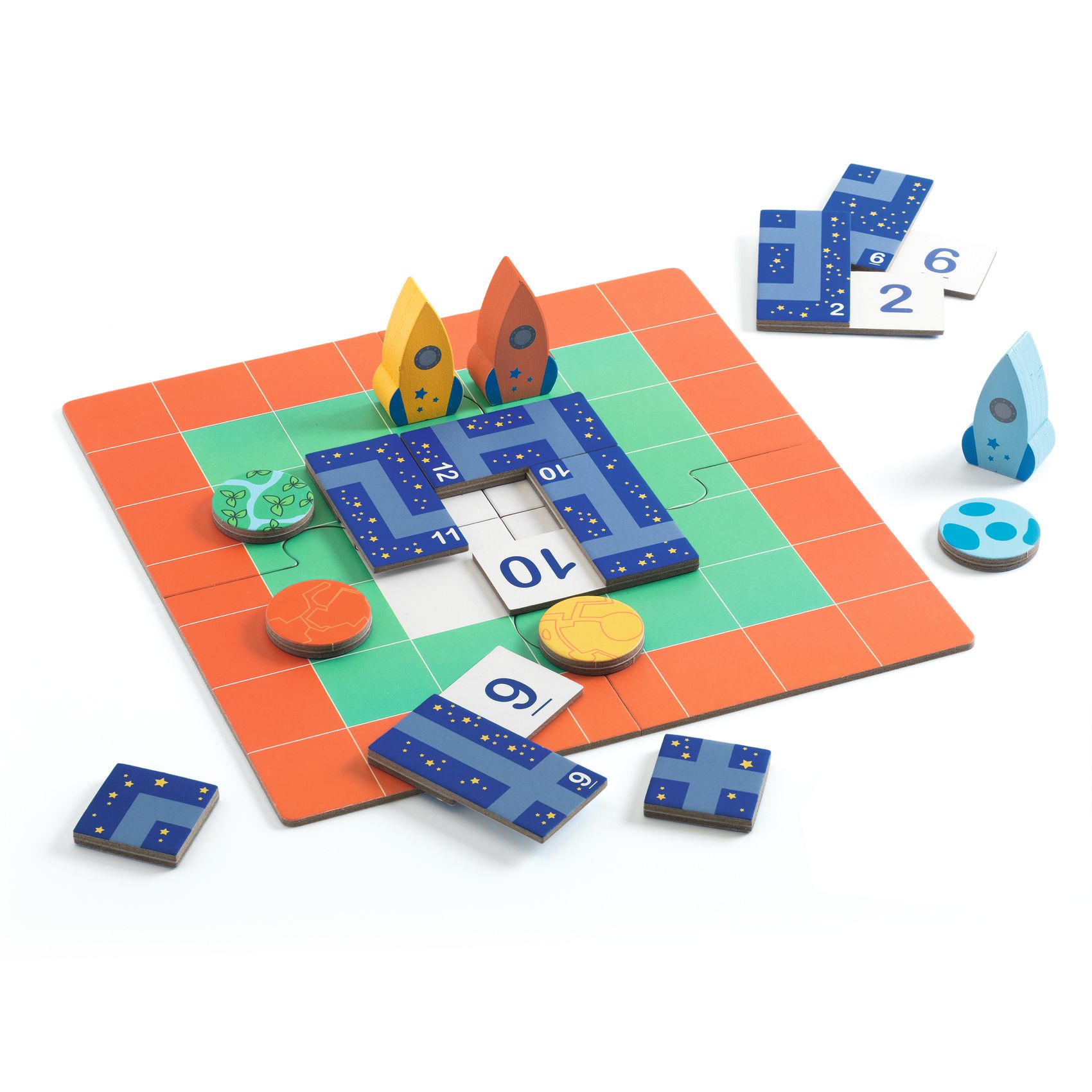 Peças coloridas de jogo de tabuleiro com números e formas de foguetão sobre tabuleiro quadriculado
