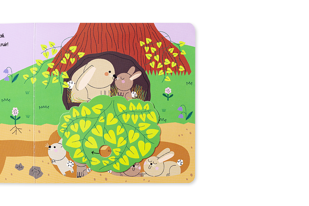 Ilustração de coelhos numa toca de árvore num livro infantil aberto.