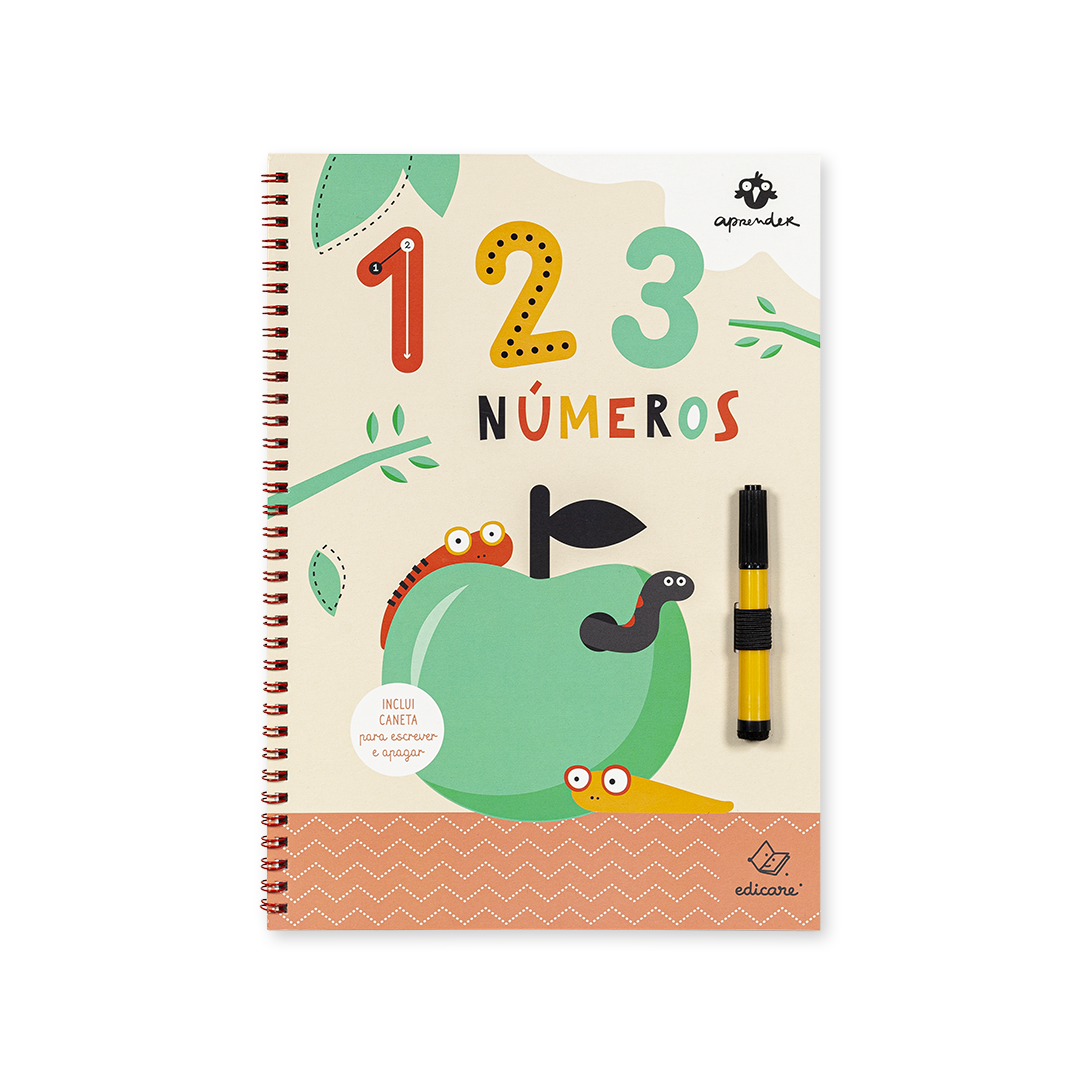 Caderno de números com capa ilustrada e caneta amarela presa