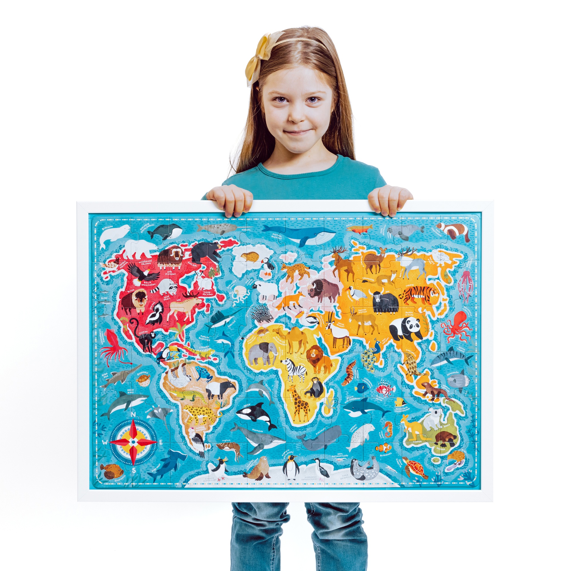 Menina segura mapa do mundo colorido com animais ilustrados