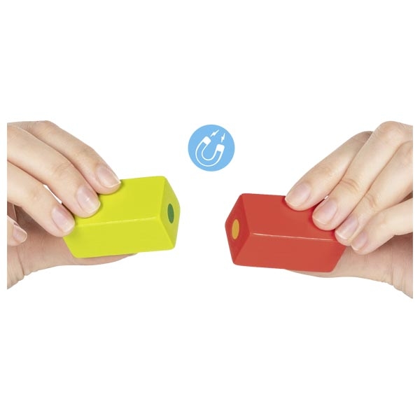 Blocos de madeira verde-limão e vermelho sendo segurados por mãos, com ícone de íman azul acima.