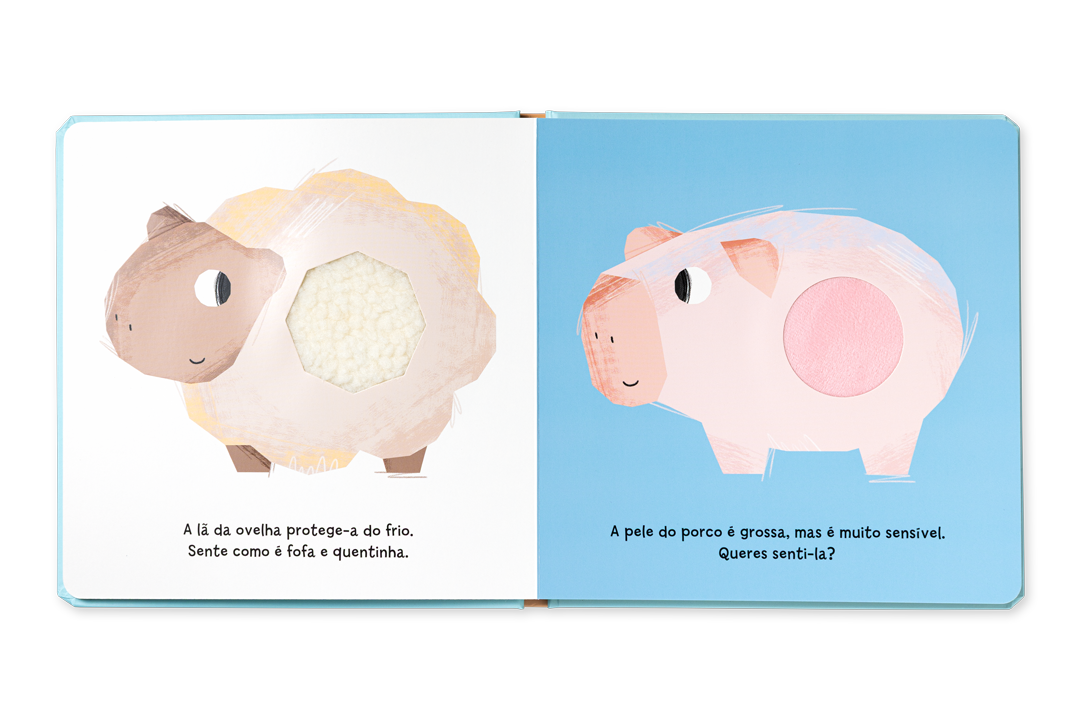 Página dupla de livro infantil com ovelha e porco ilustrados e inserções de tecidos para toque