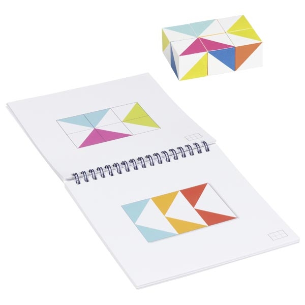 Bloco de notas em espiral com cartas coloridas e caixa com padrão geométrico